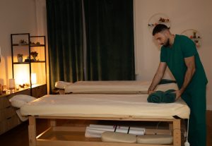 Fizjoterapeuta Kraków – Vladyslav Strutynskyi w ERCGAMMA przygotowuje gabinet do masażu i terapii.
